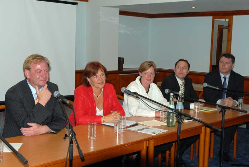 Ingo Gädechens (von links), Bettina Hagedorn, Marlies Fritzen, Hendrik Siegel                        und Prof.Dr.Andreas Knorr diskutieren über die feste Fehmarnbelt-Querung  