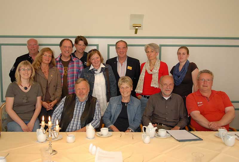Lehnen die feste Fehmarnbeltquerung ab: Doris Möwius (Pro Lensahn-Kontra Bahn)(sitzend v.l.), Reimer+Bärbel Schley (Vesuw), Wolfgang Hielscher (BUND), Roland Türk (HOB), Peter Ninnemann (TsT)(stehend v.l.), Christiane Stodt-Kirchholtes (GRÜNE Fehmarn), Dr.Andreas Tietze (GRÜNE SH), Malte Siegert (Aktionsbündnis), Marlies Fritzen (GRÜNE SH ), Dr. Felix Benary (GRÜNE Tdf), Frauke Redderberg (TsT), Madelaine Will ( UNi Ratekau)