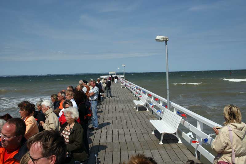 Die Niendorfer Seebrücke mit vielen Besuchern Foto: Peter Sörensen
